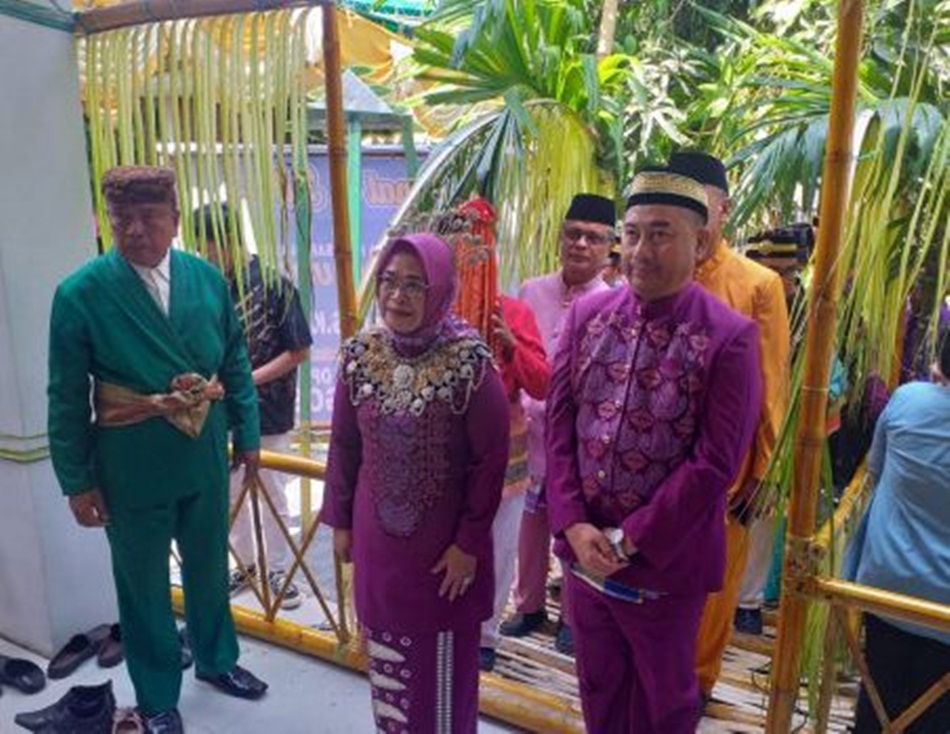 Mantan Bupati Hamim Pou saat menjalani prosesi adat Mopotolungo di kediaman pribadi  Kecamatan Tapa. (F. Indra/Diskominfo)