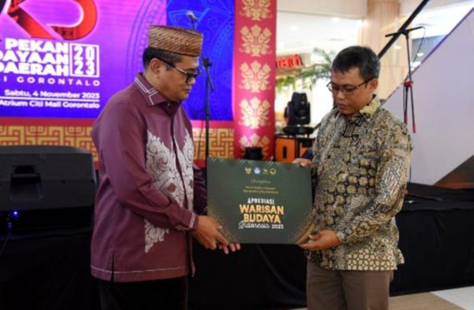 Sertifikat warisa budaya takbenda diserahkan Kepala Balai Pelestarian  Kebudayaan Wilayah XVII Manado, Sri Sugiharta, kepada Asisten Bidang Ekonomi dan Pembangunan Provinsi Gorontalo, Handoyo (Haris)