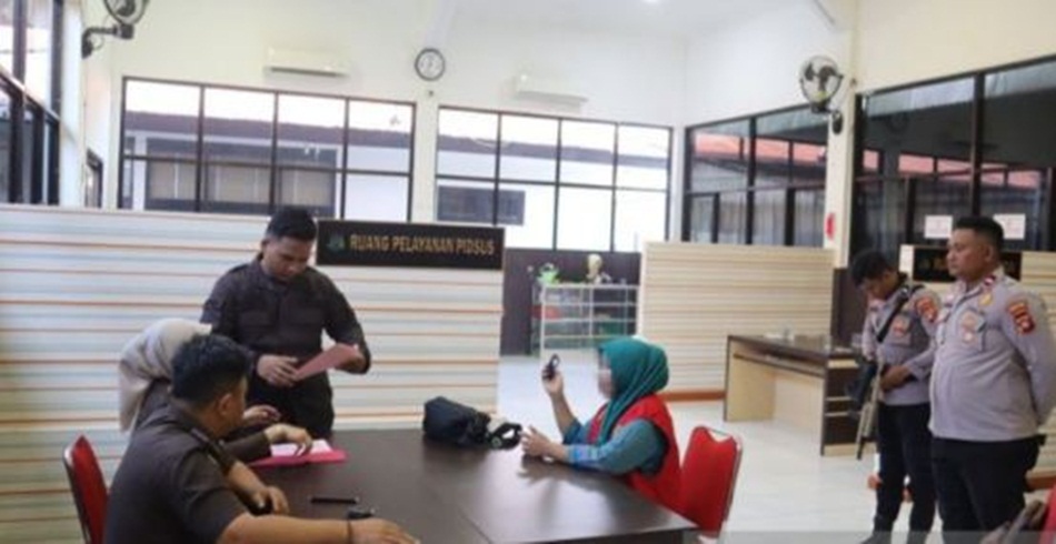 Kejaksaan Negeri (Kejari) Gorontalo Utara menahan penjabat Kepala Desa Molonggota   Kecamatan Gentuma berinisial HSA atas dugaan tindak pidana korupsi Dana Desa.(hms  Kejaksaan).