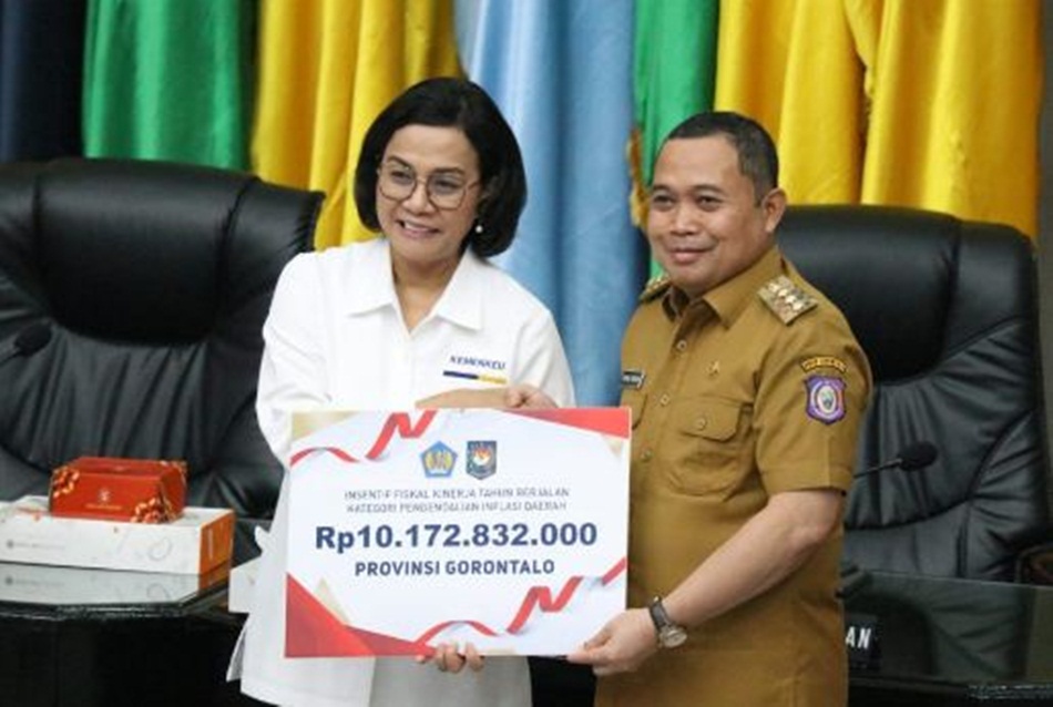 Penjabat Gubernur Gorontalo Ismail Pakaya saat menerima insentif fiskal senilai Rp10,17   Miliar dari Menteri Keuangan Sri Mulyani.(Kmfo)