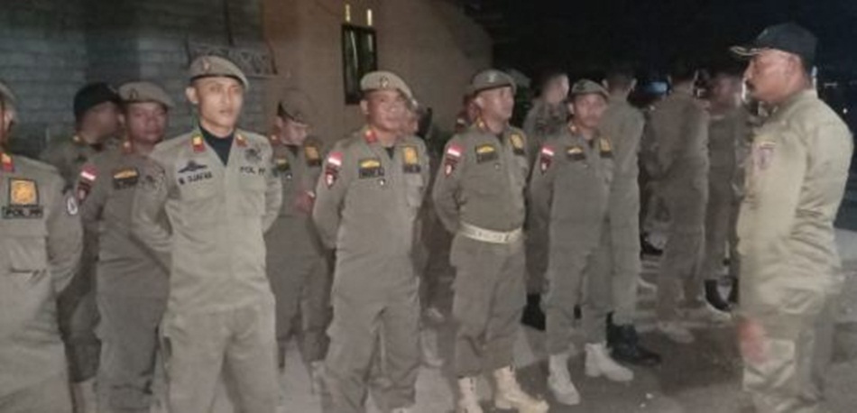 Satpol PP Melakukan Patroli dan Menjaga sejumlah Titik Lokasi Pembuangan Sampah Jalan GORR (F:hms)