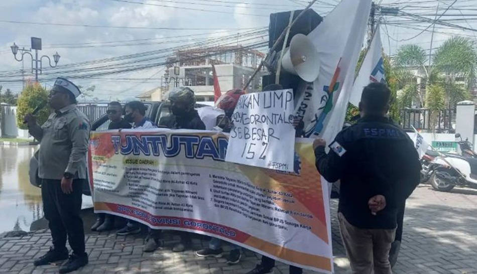 Masa aksi yang tergabung dalam FSPMI Provinsi Gorontalo menggelar aksi damai di Dinas ESDM, Ketenagakerjaan dan Transmigrasi Provinsi Gorontalo. (Foto: Ist)