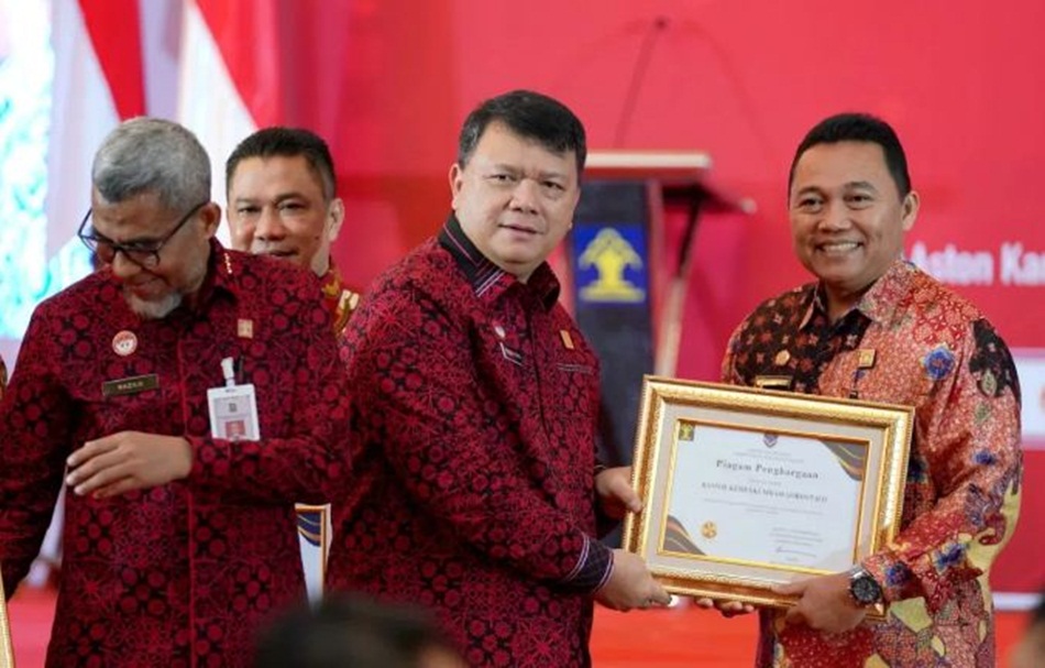 Kepala Kantor Wilayah Kemenkumham Gorontalo, Heni Susila Wardoyo hadir langsung menerima penghargaan terbaik satu.(F:humas)