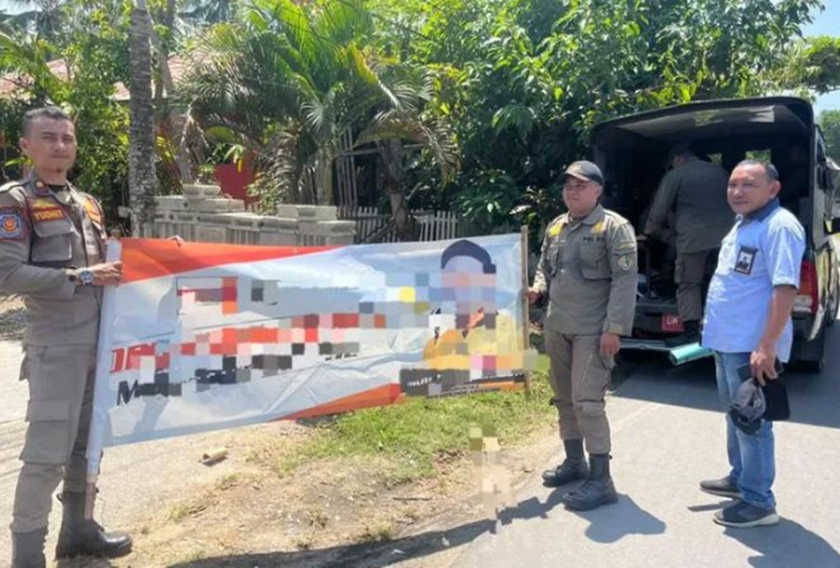 Penertiban Alat Peraga Sosialisasi (APS) yang menyerupai APK berupa baliho para bacaleg di Kota Gorontalo(F:ist)