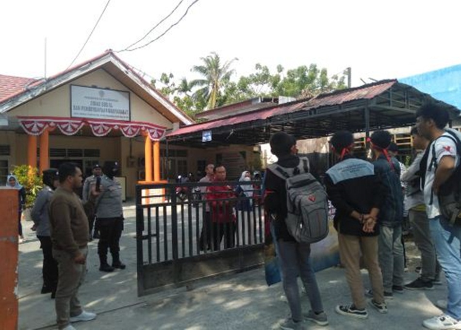 Aksi mahasiswa demo Aliansi Mahasiswa Peduli Keadilan   Di depan Kantor Dinas Sosial Kota Gorontalo.(F:ist)