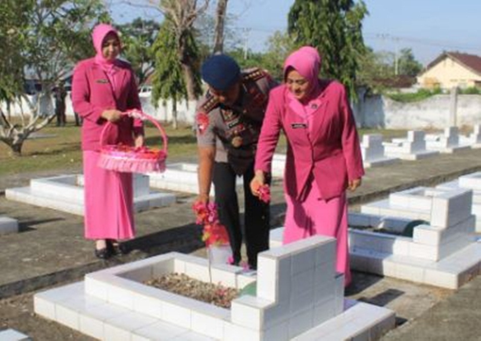 Menyambut HUT Korps Brimob Polri ke &ndash; 78 Korps Brimob Polri, Satbrimob Polda Gorontalo melaksanakan ziarah ke Taman Makam Pahlawan Pentadio (F:hms-pol)