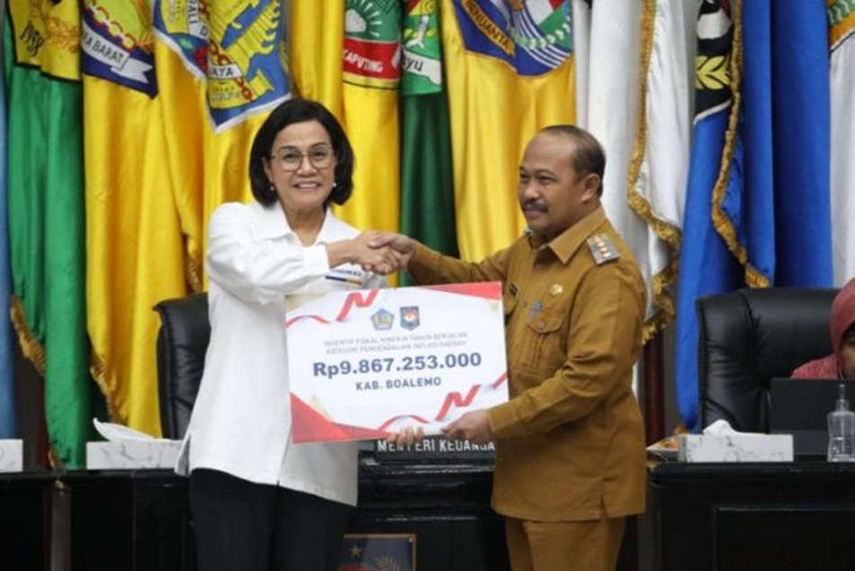 Penjabat (Pj) Bupati Boalemo Dr. Sherman Moridu, S.Pd, MM Saat Menerima Insentif  Fiskal Yang Diserahkan Menteri Keuangan.(F:hms)