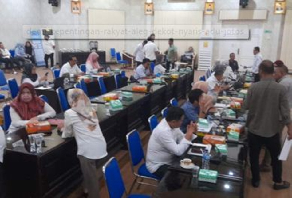 Suasana pembahasan Raperda APBD di yang berlangsung di Aula I DPRD Kota Gorontalo.(F:Ist).