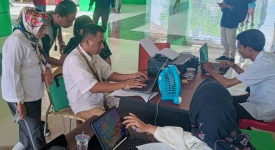 Suasana DPM-PTSP Kabupaten Gorontalo lakukan  Layanan Pengurusan Izin Usaha di Pasar modern Limboto.(F:ist).