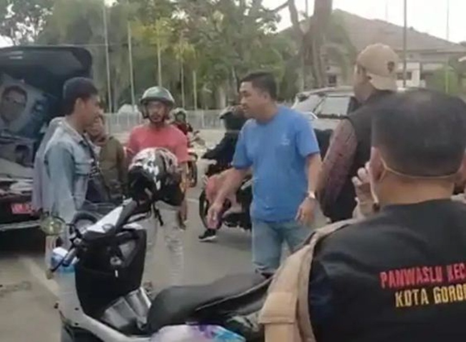 Tangkapan video yang beredar di media sosial memperlihatkan Ketua DPRD Kota Gorontalo, Hardi Sidiki (Kaos biru) saat memarahi petugas yang menertibkan Balihonya(Ist)