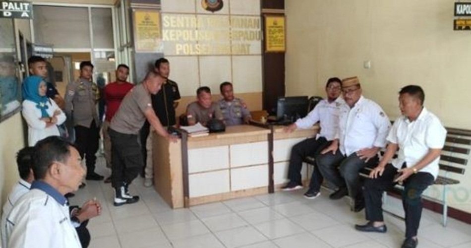 Perwakilan guru yang tergabung dalam PGRI Pohuwato dan perwakilan unsur Dinas Pendidikan Pohuwato saat mendatangi Polsek Paguat.(F:Istimewa).