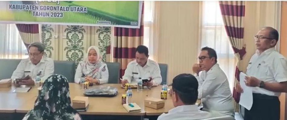 Sekda Kabupaten Gorontalo Utara Suleman Lakoro, memimpin rapat pokja didampingi Kabid Sarana dan Prasarana Dinas Pertanian Provinsi Gorontalo dan Kadis Pertanian Kabupaten Gorontalo Utara (hms)