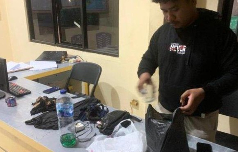 Aparat kepolisian mengamankan sejumlah barang bukti yang digunakan korban untuk membakar dirinya di halaman rumah.(F:hms-pol).