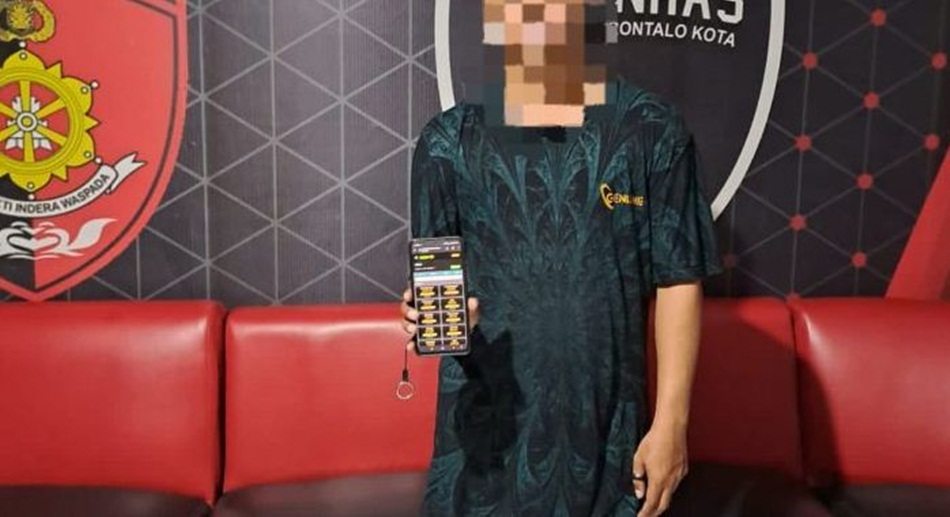 Bandar judi online saat diamankan Team Rajawali Satuan Reskrim Polresta Gorontalo Kota.(F:hms-pol).