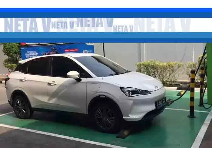 Mobil listrik Neta V sedang melakukan pengecasan di SPKLU. [Istimewa]