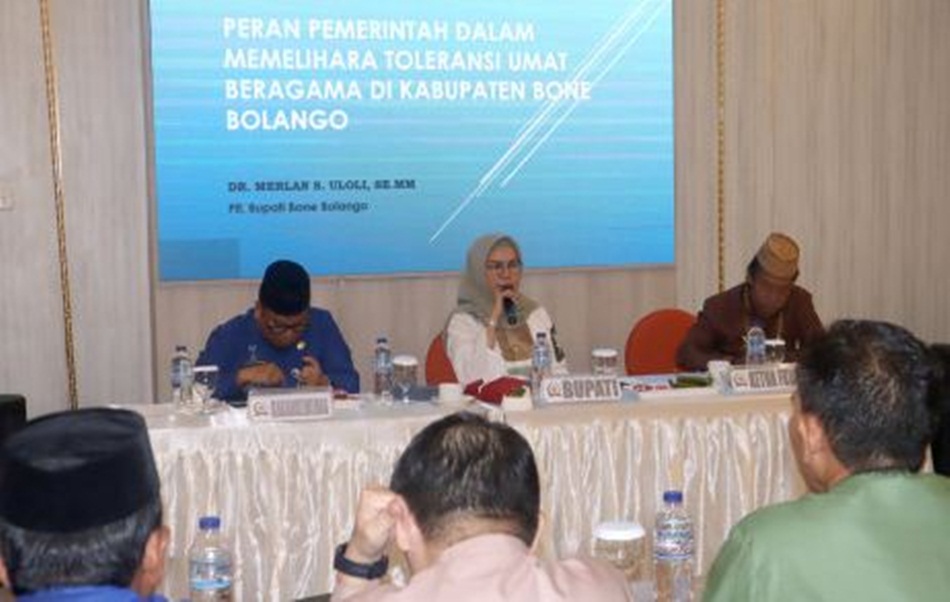 Plt. Bupati Merlan S. Uloli saat memberikan materi pada kegiatan sosialisasi dan evaluasi kerukunan umat beragama, di Hotel Yulia Kota Gorontalo(F.AKP/Diskominfo)