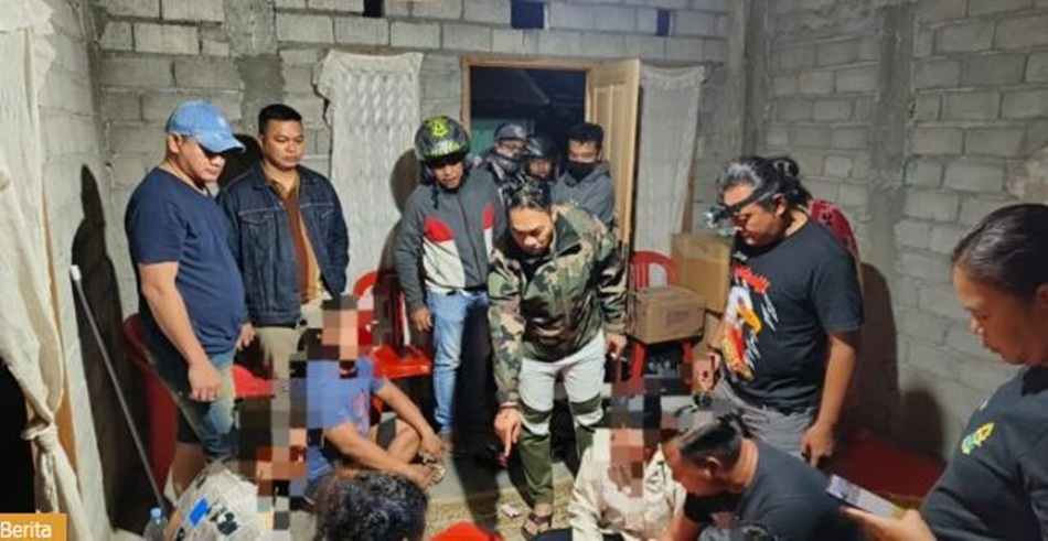 Pelaku Judi Kartu Domino di Kelurahan Limba Kota Gorontalo saat diamankan Team   Rajawali Polresta kota Gorontalo.(F:Hms-pol)