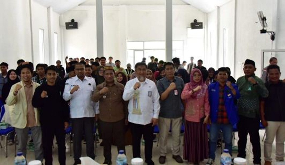 Penjabat Sekdaprov Budiyanto Sidiki didampingi Kepala Badan Kesbangpol Imran Bali,   saat membuka kegiatan sosialisasi pendidikan politik bagi organisasi masyarakat  dan pemilih pemula(Foto:Nova) -