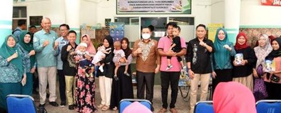 Penjagub Gorontalo Ismail Pakaya saat menghadiri pencanangan pelaksanaan PMT di Puskesmas Sipatana, Kota Gorontalo .(Foto : Haris)