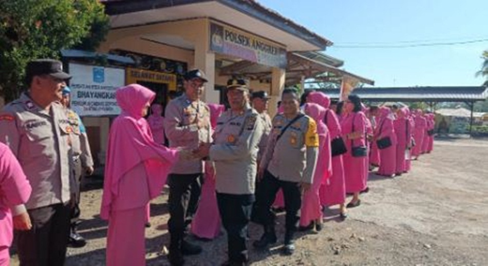 Kunjungan Kerja Kapolres dan Ketua Bhayangkari Cabang Polres Gorontalo Utara  bersama Rombongan ke Polsek Atinggola.(F:hms-pol)