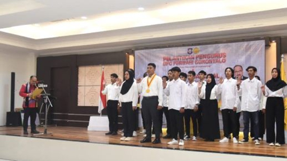 Pelantikan Pengurus DPC PERMAHI Gorontalo oleh Ketua Dewan Pembina Pusat Kajian Politik dan Keamanan (Puspolkam) Indonesia Firman Jaya Daeli. (Foto : Haris)