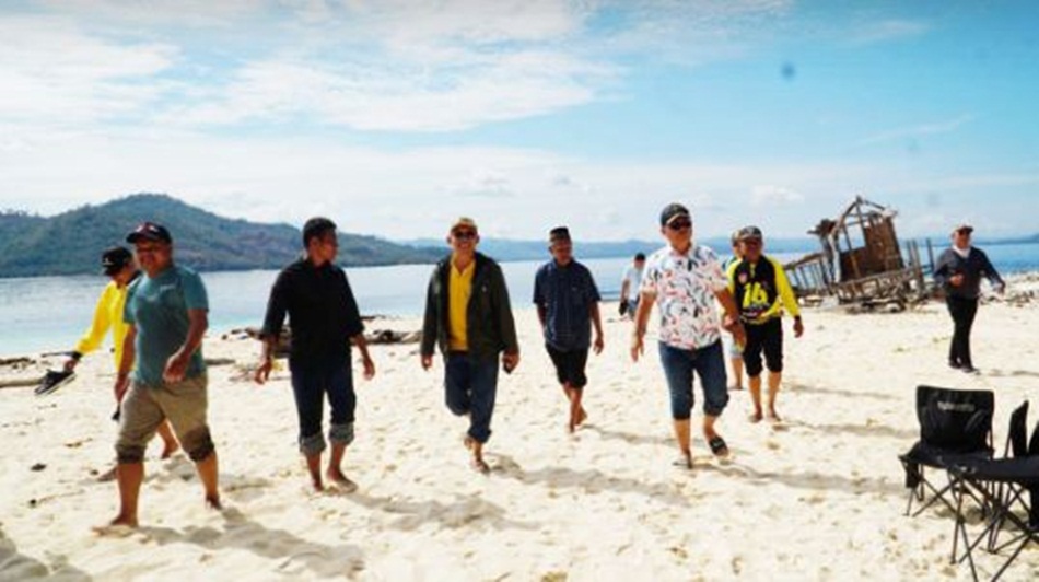 Bupati Gorontalo Thariq Modanggu saat meninjau potensi wisata Pulau Huha (F:Kmfo)
