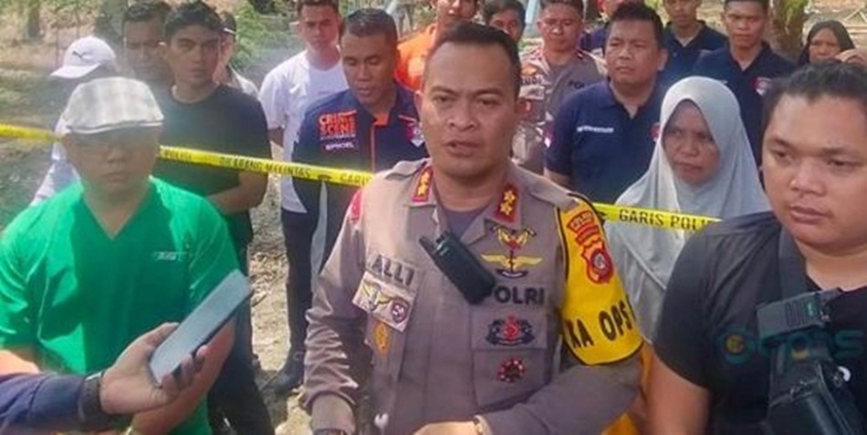 Kapolres Bone Bolango Akbp Muhammad Alli.SIK, yang ikut menyaksikan prosesi ekshumasi dalam dugaan tidak pidana kelalaian mengakibatkan orang meninggal.(F;hms-pol)