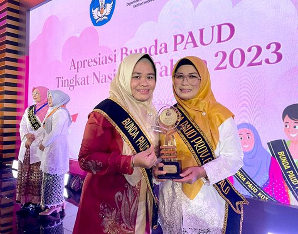 Bunda PAUD Kabupaten Boalemo Heldy Vanni Alam, saat menerima penghargaan dari Kementerian Pendidikan, Kebudayaan Riset dan Teknonogi Republik Indonesia.(F:hms-Kmfo).