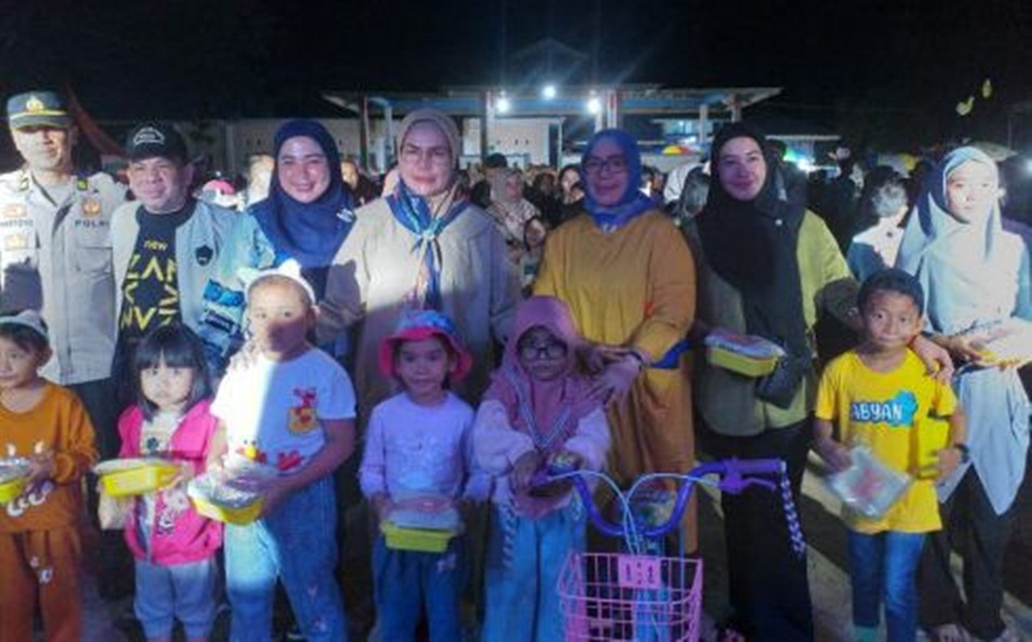Plt Bupati Merlan S. Uloli saat foto bersama usai menyerahkan hadiah lomba mewarnai   pada Festival Indomie Vaganza di Halaman Kantor Camat Bulango Selatan. (F. Indra/Diskominfo)