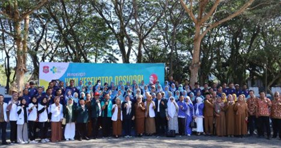 Plt. Bupati Merlan S. Uloli saat berpose bersama dengan jajaran kesehatan usai peringatan   HKN ke-59 tahun 2023 tingkat Kabupaten Bone Bolango, di halaman Kantor Bupati,. (F.AKP/Diskominfo)