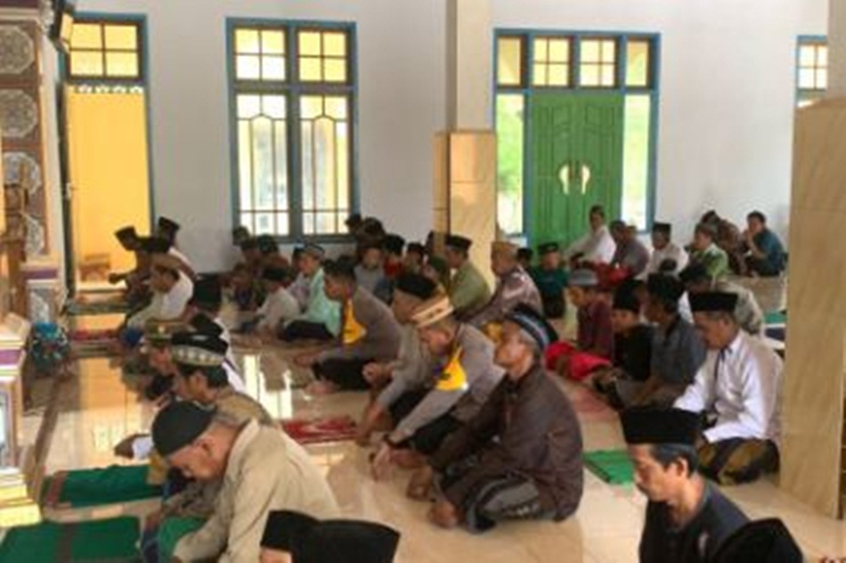 Usai melaksanakan  dialog Kapolres melaksanakan sholat Jumat di salah satu Mesjid di Taluditi.(hms-pol)