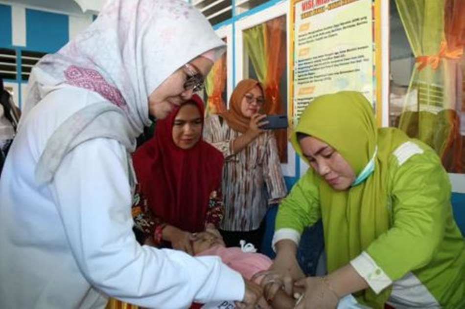Plt Bupati Merlan S. Uloli saat meninjau langsung kegiatan pendataan stunting dan giat ukur untuk balita di Kecamatan Tapa, kemarin (10/3/2023). (F. Yudi/Sespri Wabup)