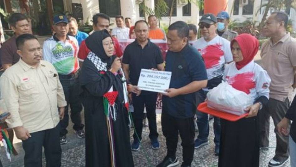 Wabup Hendra S. Hemeto didampingi Sekda saat menyerahkan donasi untuk Palestina kepada KNRP.(Kmfo).