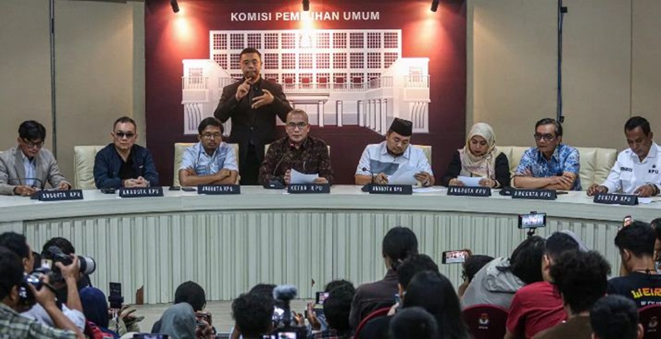 KPU RI Hasyim Asyari didampingi Anggota KPU RI August Mellaz (dari kiri-kanan), saat  memberikan keterangan saat penetapan Calon Presiden dan Wakil Presiden(MIFTAHUL HAYAT/JAWA POS)