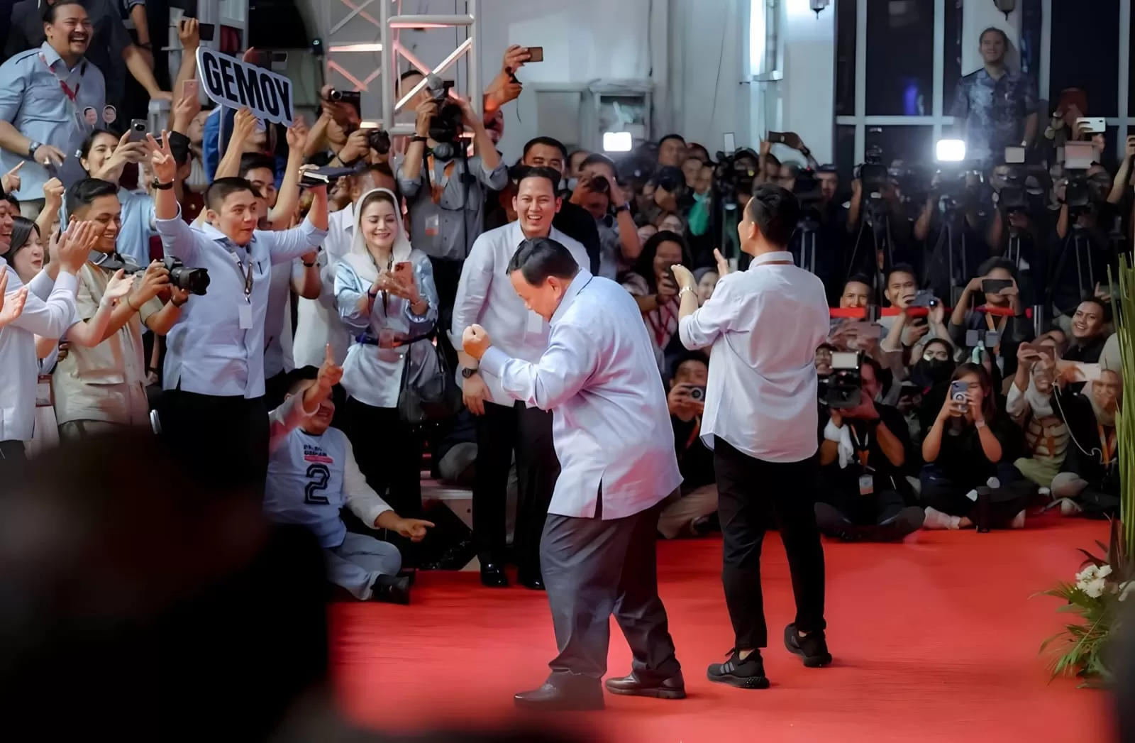 Caption: Calon presiden (capres) dari Koalisi Indonesia Maju (KIM) Prabowo Subianto tampil nyentrik berjoget usai menyampaikan pidato di kantor KPU RI, pada Selasa (14/11) malam. (IST)