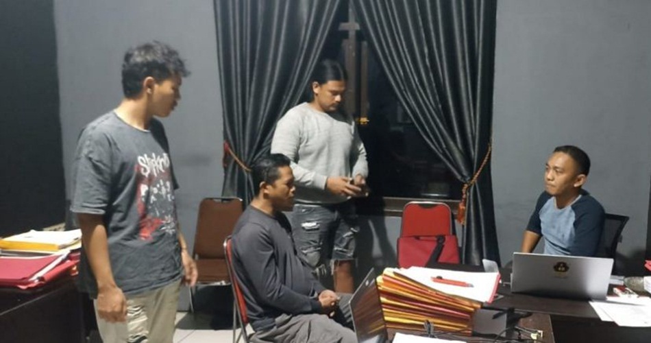 Pelaku penipuan saat menjalani pemeriksaan di Polda Gorontalo.(F:hms-pol)