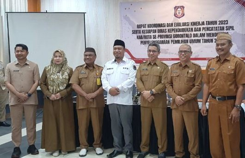 Foto bersama usai Rakor evaluasi kinerja Dinas Dukcapil-PMD Provinsi Gorontalo di RM.   Orasawa, Kabupaten Gorontalo. (Foto : Dinas Dukcapil-PMD)