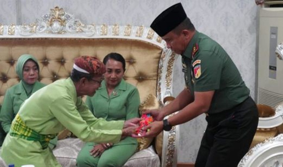 =Pangdam XIII/Merdeka Mayjen TNI Robertus Legowo Jatmiko disambut adat Mopotilolo di VIP terminal lama Bandara Djalaludin Gorontalo. (Foto : Valen)