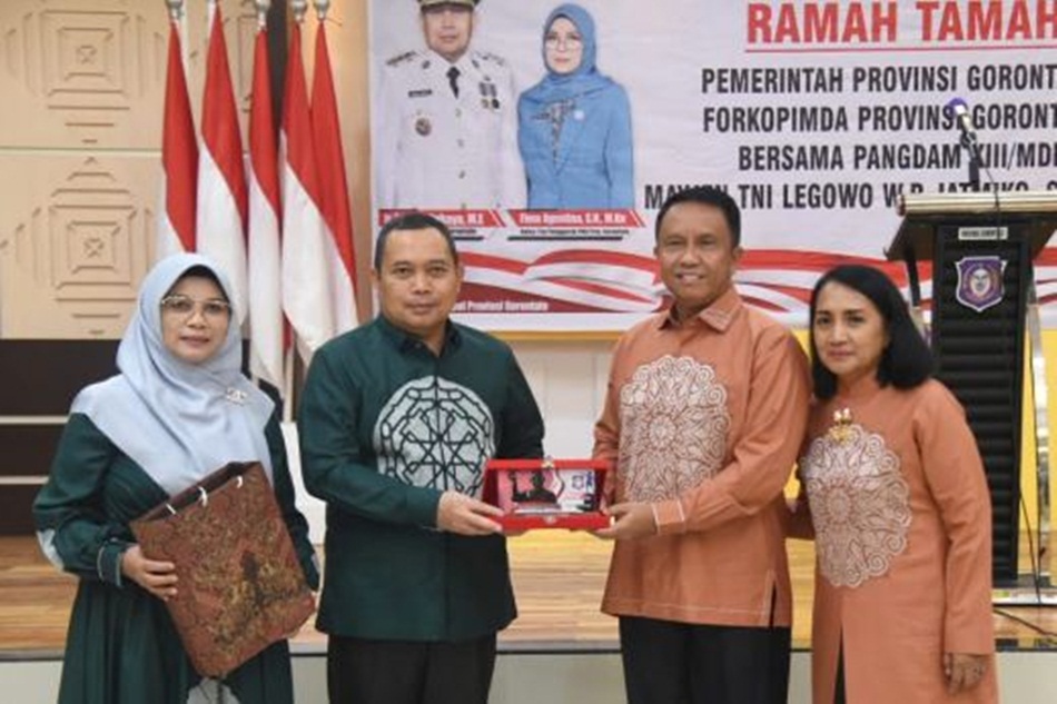 Penjagub Gorontalo Ismail Pakaya menyerahkan cenderamata kepada Pangdam  XIII/Merdeka Mayjen TNI Robertus Legowo Jatmiko, pada ramah tamah di aula rumah  jabatan Gubernur Gorontalo. (Foto : Haris)