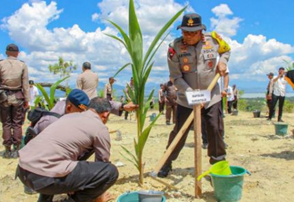 Kapolda Gorontalo Irjen Drs. Angesta Romano Yoyol M.M memimpin   kegiatan penanaman 10 juta pohon yang bertempat di SPN Polda Gorontalo.(FHms-pol)