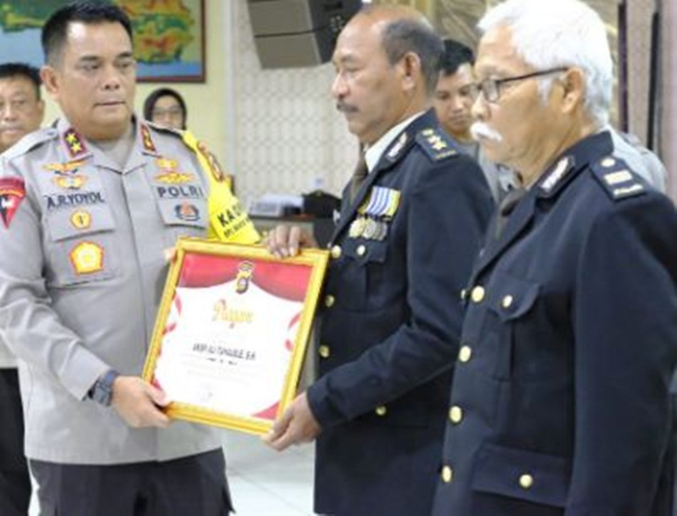 Upacara purna bakti 22 anggota Polri  di lingkngan Polda Gorontalo.(F:hms-pol)
