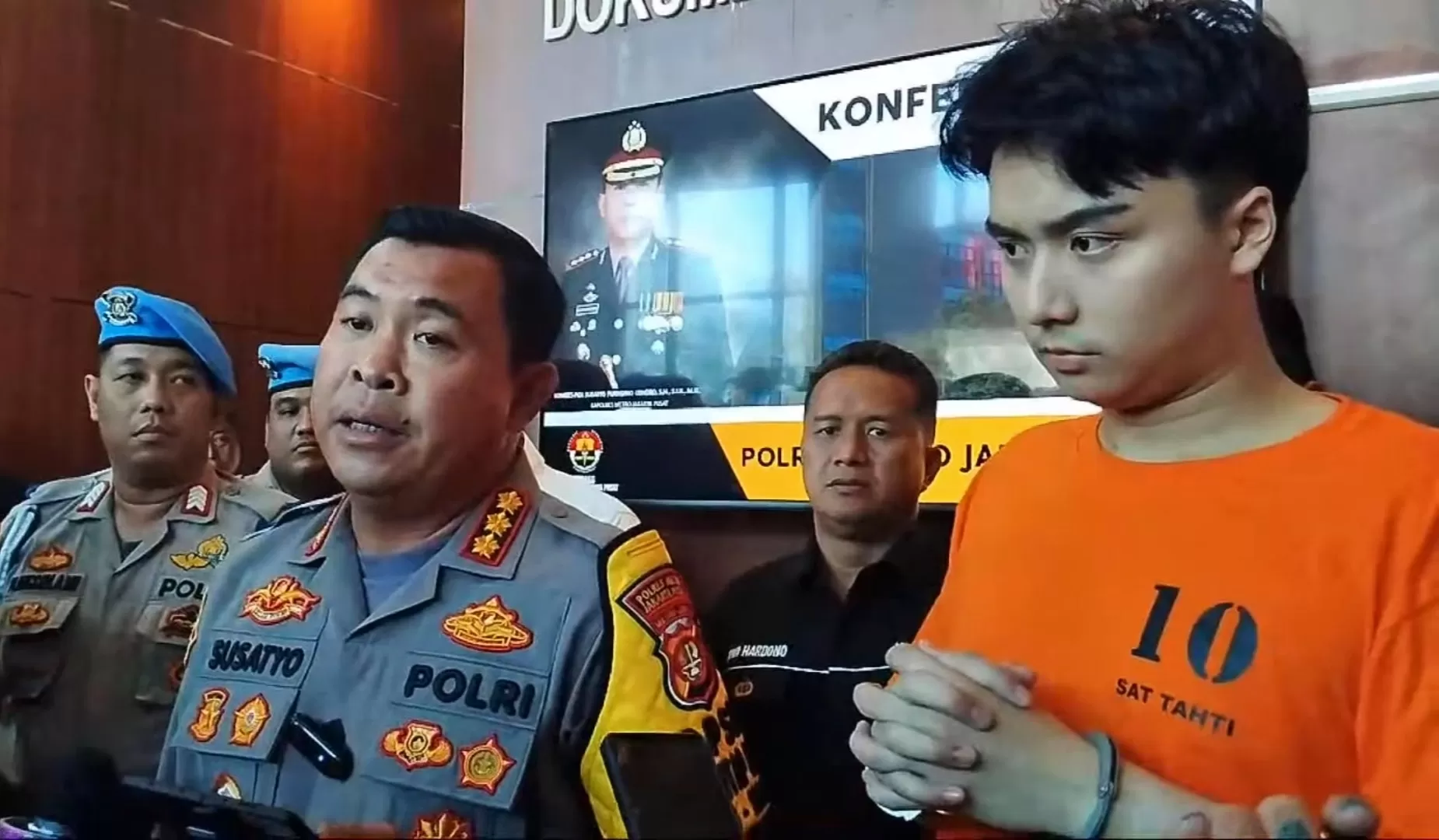 Leon Dozan bersama Kapolres Metro Jakarta Pusat Kombes Pol Susatyo Purnomo Condro. (Abdul Rahman/ JawaPos.com)