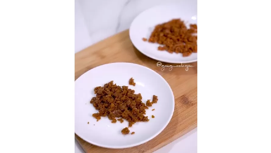 Perbedaan gula aren dan gula merah. (tangkapan layar TikTok Gung Wahyuni)