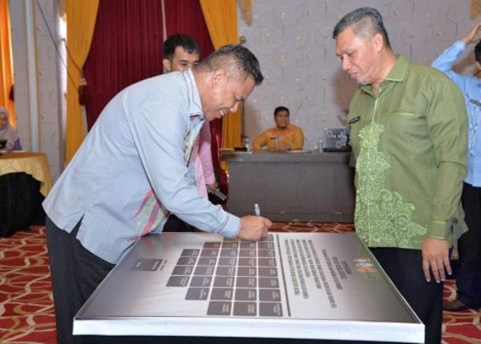Sekretaris DPRD Provinsi Gorontalo Sudarman Samad saat menandatangani Komitmen   Bersama Pengelolaan Statistik Sektoral Daerah,  disaksikan Kepala Dinas Kominfotik Rifli Katili. (Foto &ndash; Nova)