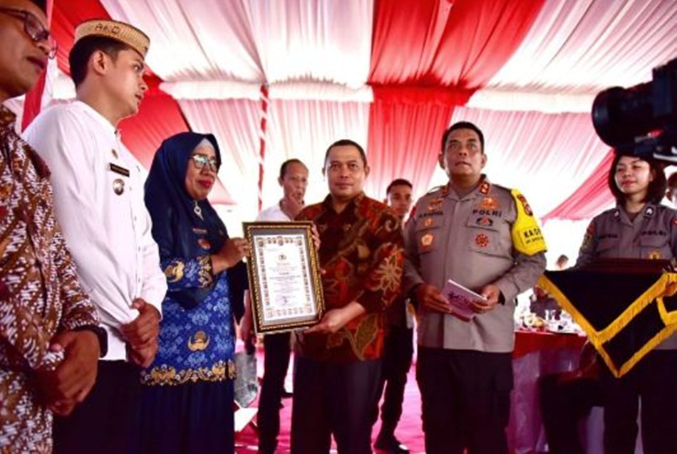 Penjagub Gorontalo Ismail Pakaya didampingi Kapolda Gorontalo Irjen Pol Angesta   Romano Yoyol saat memberikan piagam penghargaan kepada desa/kelurahan pemenang   progam kampung bebas narkoba.(Andika)