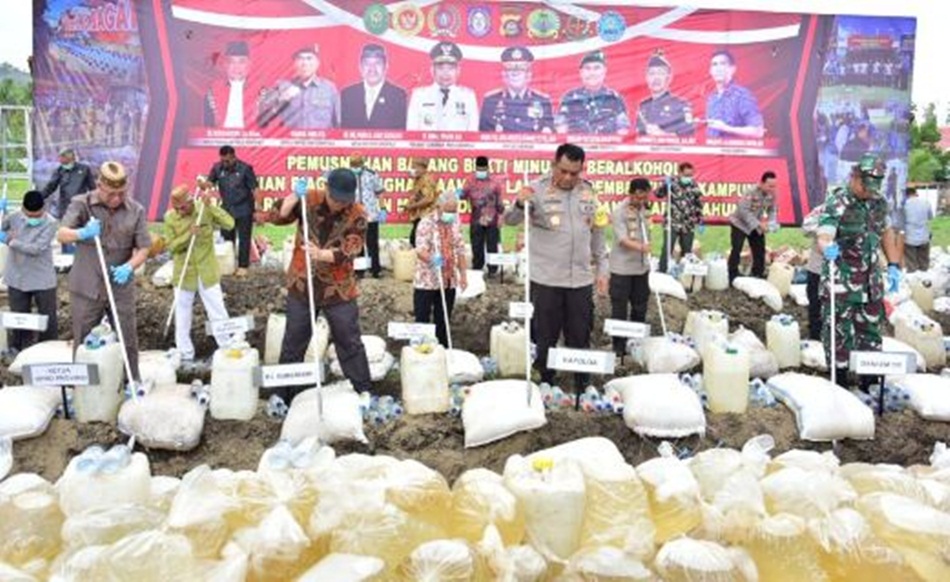 Penjagub Gorontalo Ismail Pakaya mendampingi Kapolda Gorontalo dan unsur Forkopimda saat melakukan pemusnahan barang bukti minuman keras di SPN Polda  Gorontalo, Kec Tabongo, Kabgor. (Foto &ndash; Andika)