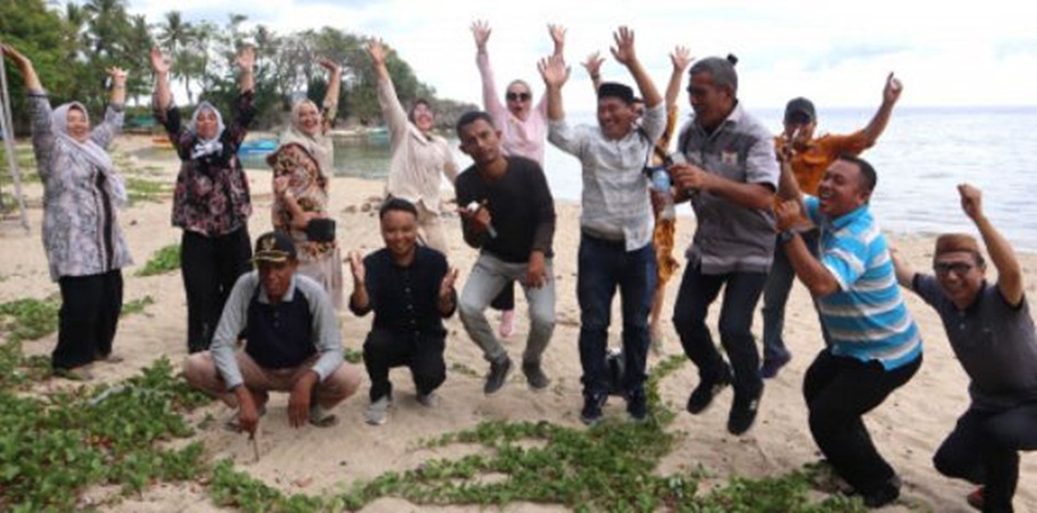 swa foto rombongan plt Bupati Bone Bolango di objek wisata objek wisata Pantai Pasir Putih Desa Pinomontiga.(F:hms-Kmfo)