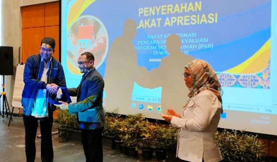 Penghargaan dari Kementerian PUPR-RI yang diterima oleh Pemerintah  Provinsi Gorontalo .(Hms-Kmfo)