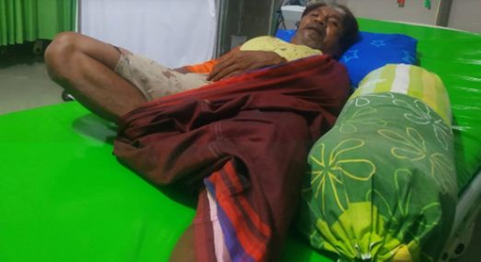 Korban Talib Bakari (58) warga Desa Hulawa, Kecamatan Buntulia, Pohuwato saat  menjalani perawatan di RS Panua (F:ist)