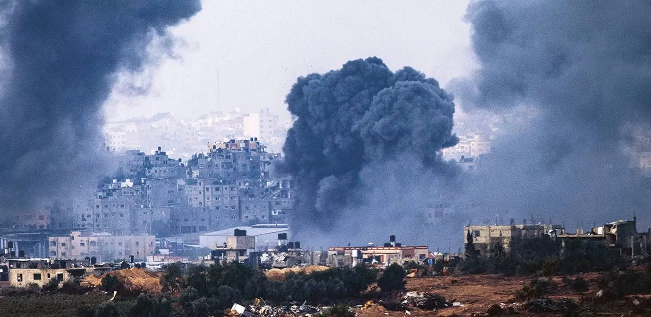 BOMBARDIR BERLANJUT: Asap membubung tinggi saat rudal-rudal Israel menghantam beberapa bangunan di Kota Gaza, Palestina, Minggu (19/11). (AFP)